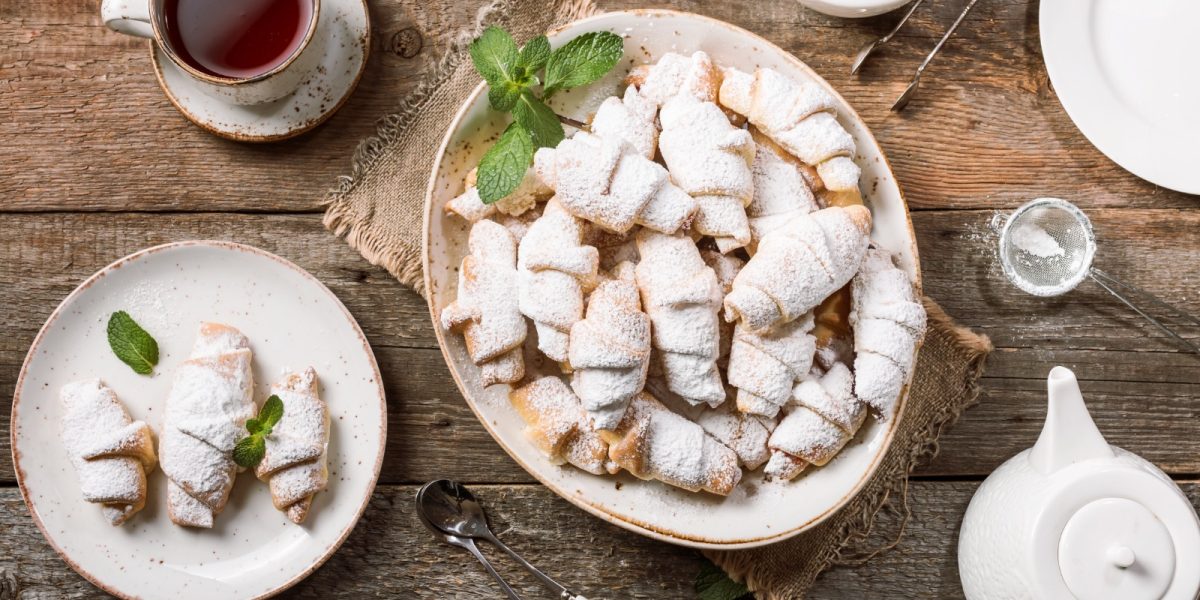 Cornulețe fragede, ispititoare: Rețetă secretă cu cremă de brânză!