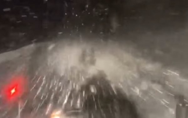 DN7A, blocat de zăpadă în Vâlcea: utilajele intră pe traseu