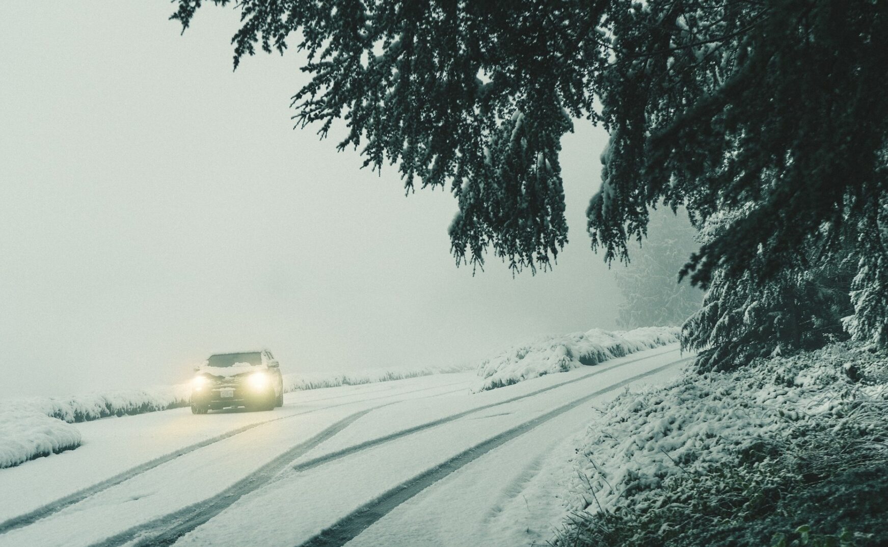 Ninsori în Pasul Prislop, DN 18: Traficul spre județul Suceava, blocat!