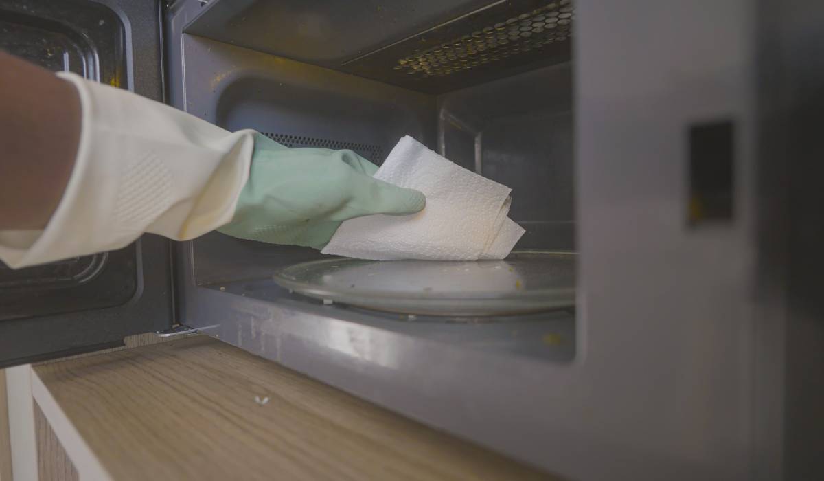 Un truc simplu, dar eficient, pentru curățarea cuptorului cu microunde a fost dezvăluit recent