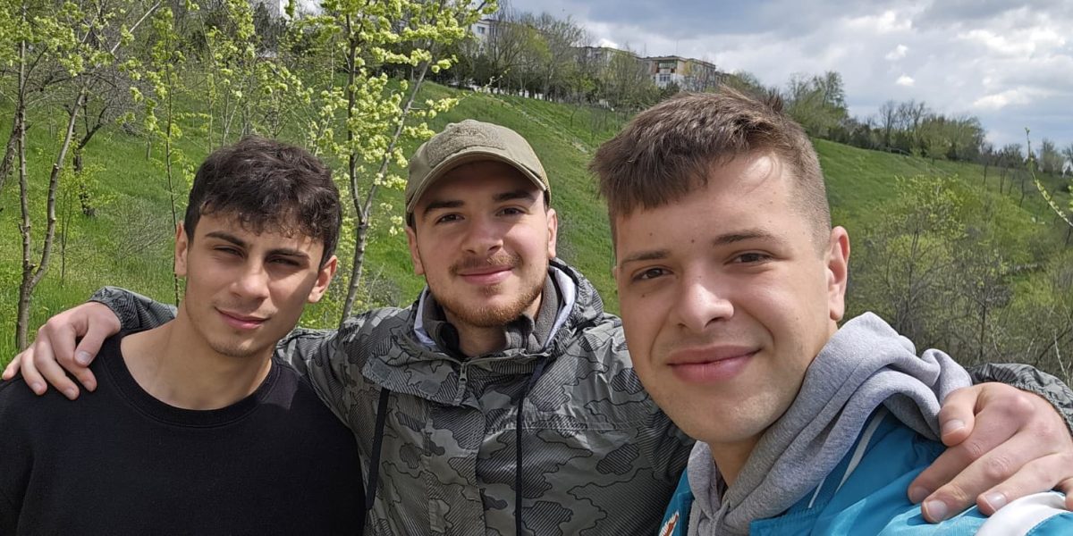 În Vinerea Mare, Galațiul s-a curățat: trei prieteni au dat de lucru