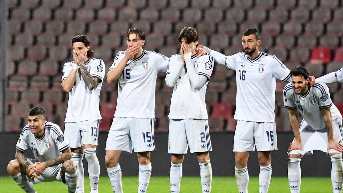 Italia a ratat pentru a treia oară consecutiv calificarea la Campionatul Mondial, fiind eliminată în mod dramatic în semi-finala playoff-ului împotriva Bosniei Eritzegovina, după un meci plin de emoții și greșeli fatale la penalty-uri