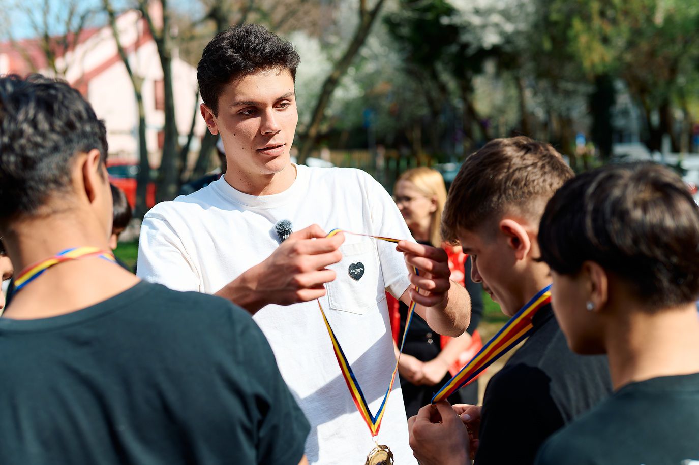 Sportivul David Popovici a vizitat o casă familială din Sectorul 4 al Capitalei, unde trăiesc 12 copii Recent, campionul înotului românesc David Popovici a făcut o vizită la o casă familială din sectorul 4 al Capitalei, unde locuiesc 12 adolescenți cu vârste între 13 și 18 ani