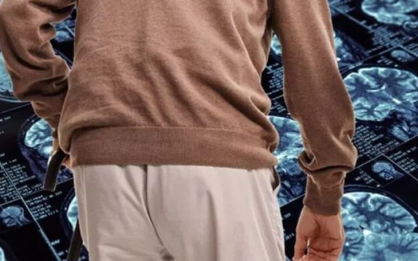 Atenție la mers: 3 semne subtile ce pot indica demența!