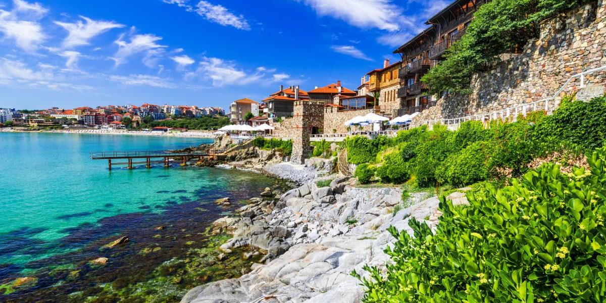 Destinația-minune din apropierea României: plaje, castele și prețuri mici