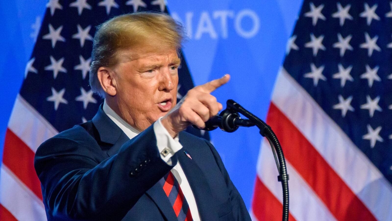 Trump, ordin de blocaj: Marina SUA, gata să închidă Strâmtoarea Hormuz