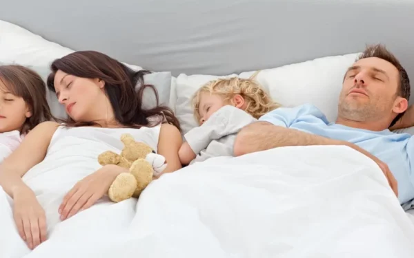 Ce riscă micuții care împart patul cu părinții? 6 aspecte dovedite