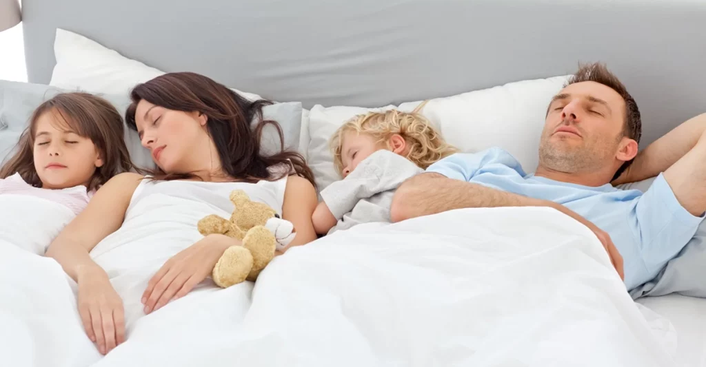 Ce riscă micuții care împart patul cu părinții? 6 aspecte dovedite