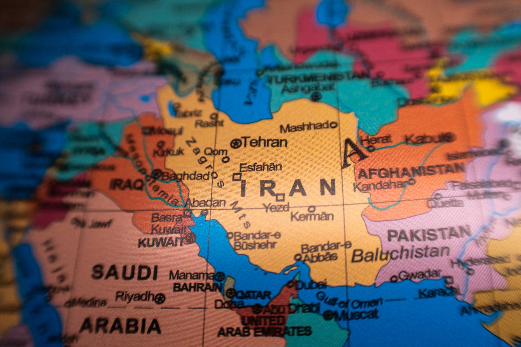 Comandouri americane au intrat adânc în teritoriul Iranului pentru a recupera un membru al echipajului avionului de vânătoare bombardier doborât în Iran, după ce presa americană a relatat duminică despre această operațiune