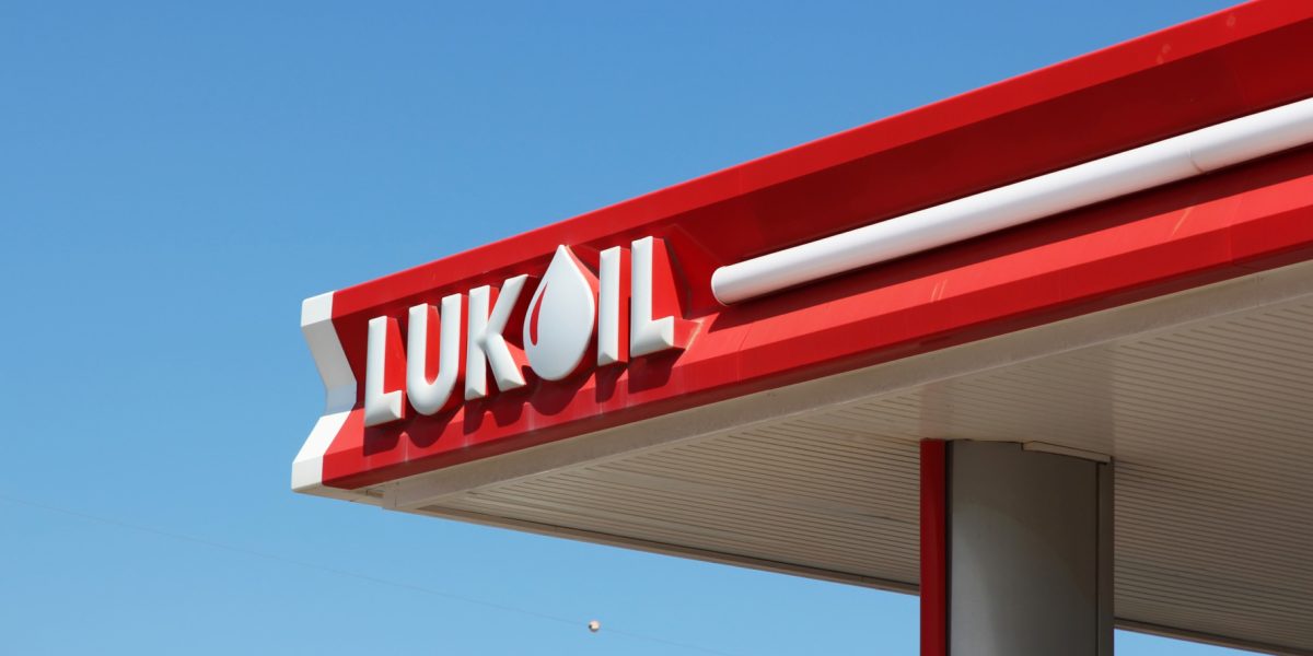 LUKOIL, grație SUA: Excepție de funcționare prelungită, 300+ benzinării în România