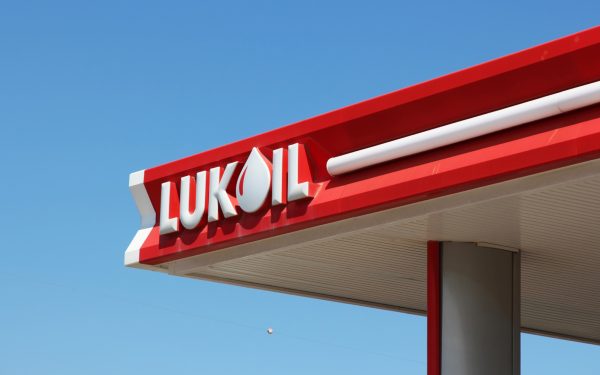 LUKOIL, grație SUA: Excepție de funcționare prelungită, 300+ benzinării în România