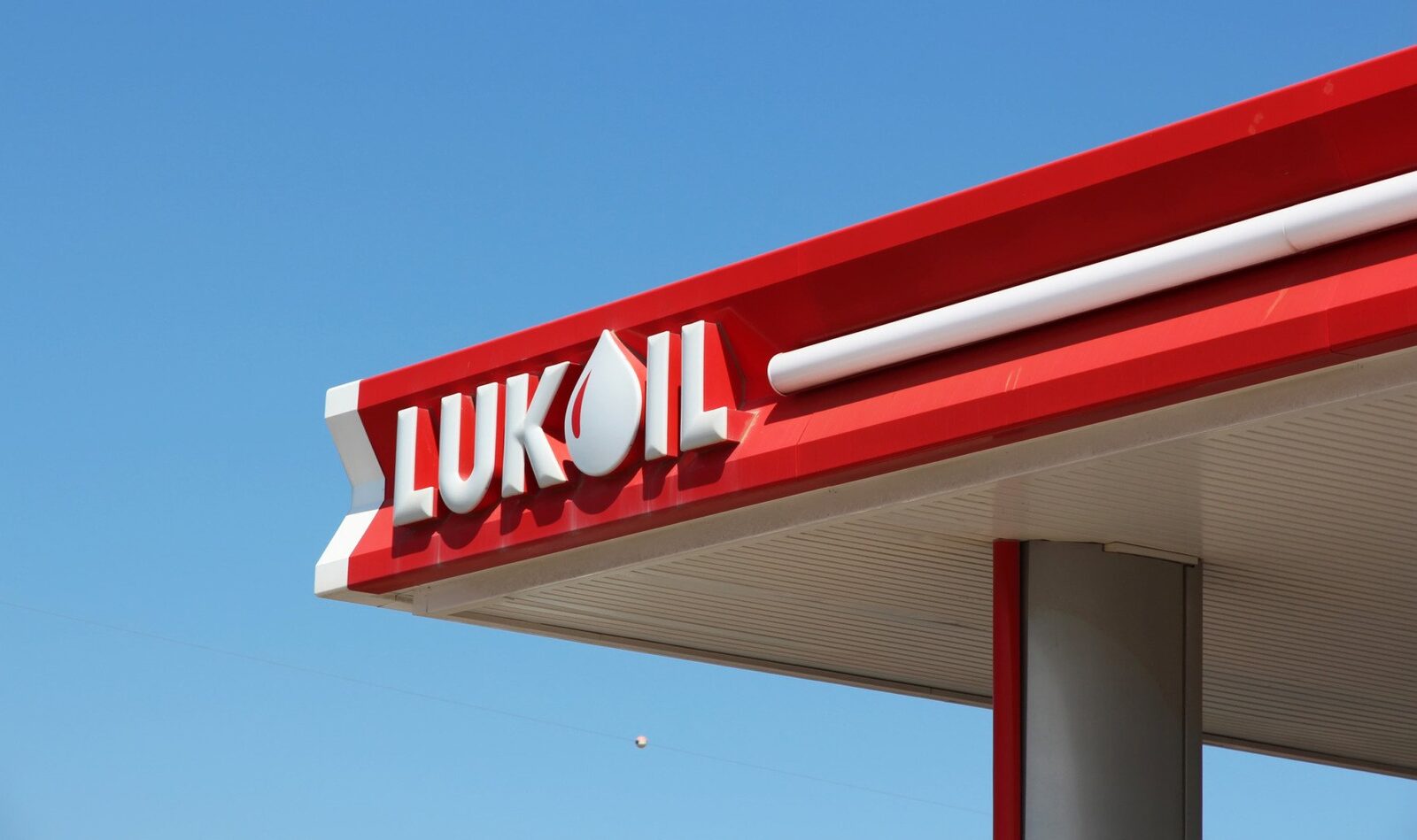 LUKOIL, grație SUA: Excepție de funcționare prelungită, 300+ benzinării în România