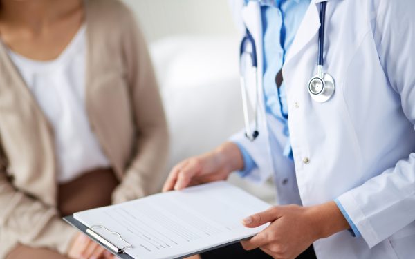 Medicii avertizează: Informațiile medicale false, un pericol public