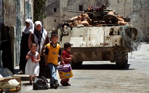 Războiul din Gaza: Femeile conduc zeci de mii de gospodării, după sute de morți