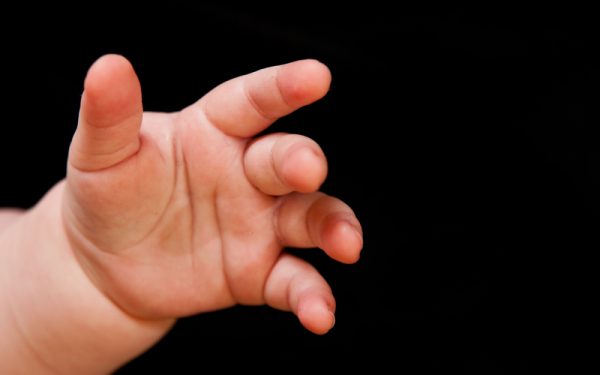 Bebeluș, găsit printre droguri la Roma: Tatăl român, arestat. Cuplul, suspectat de crimă