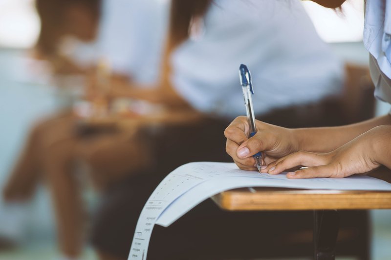 Elevii de clasa a XII-a așteaptă cu emoție rezultatele simulării BAC 2026