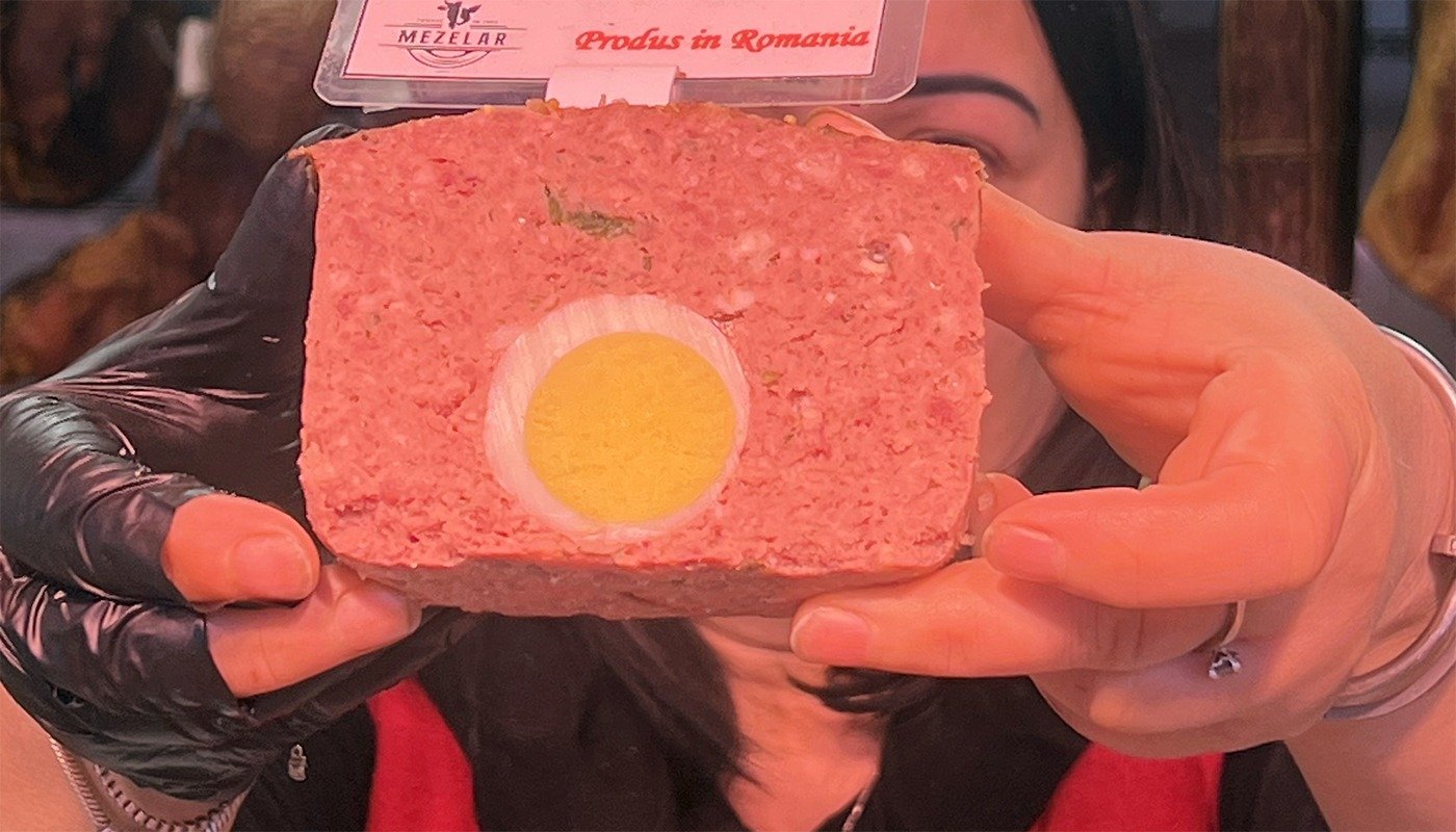 Înainte de Paște, Piața Obor din București se transformă într-un adevărat paradis al tradițiilor culinare, unde drobul de miel este vedeta incontestabilă