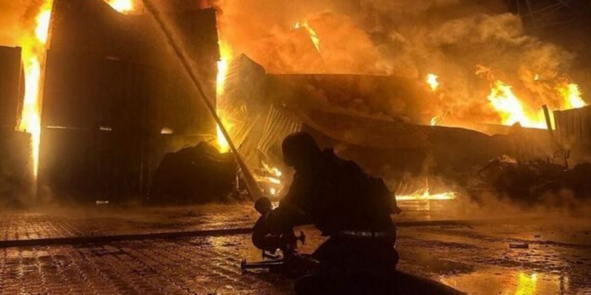 Doi tineri, arestați la Galați pentru incendierea unei case