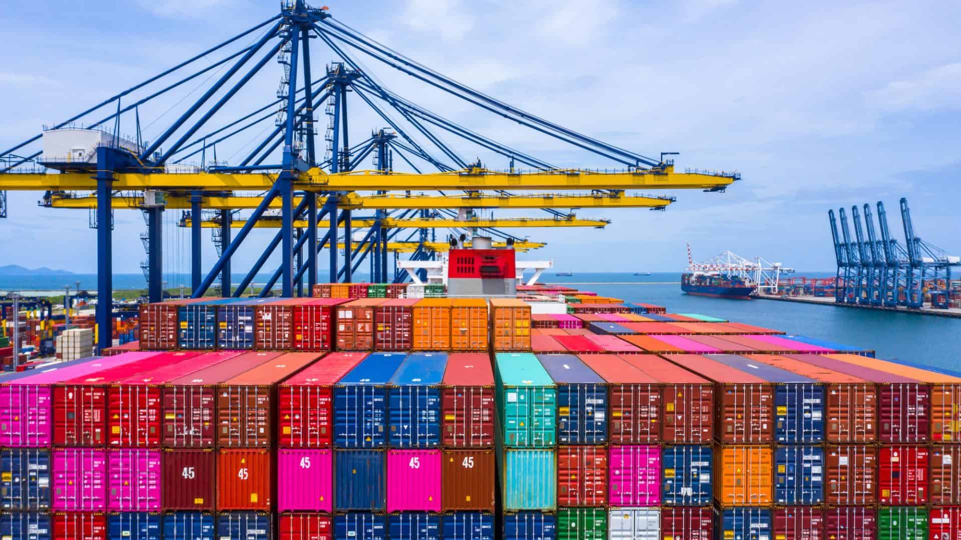 Deficitul comercial s-a redus, dar prețul este scăderea consumului intern București – Deficitul comercial al României a înregistrat o scădere semnificativă în primele două luni ale anului 2026, conform datelor publicate joi