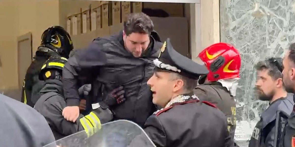 Teroare în Napoli: Jaf armat la bancă, 25 de ostatici luați