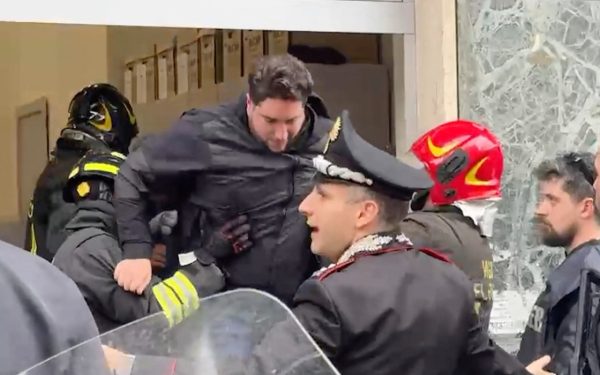 Teroare în Napoli: Jaf armat la bancă, 25 de ostatici luați