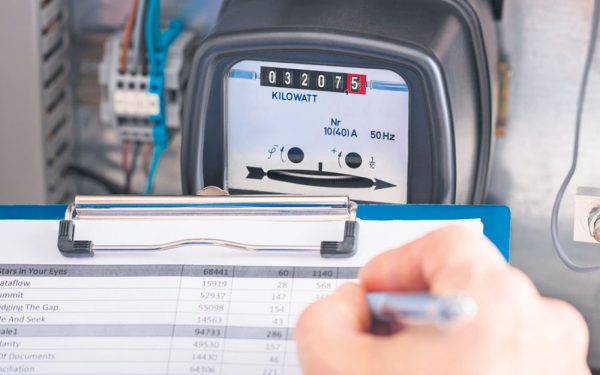Energie: Ofertă bombă pentru români! Sub 1 leu/kWh, cu o condiție clară