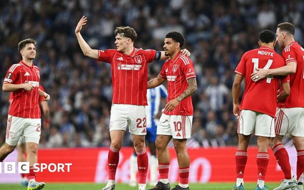 Porto și Nottingham Forest se întâlnesc din nou, cu o istorie bogată și așteptări mari Meciul dintre Porto și Nottingham Forest promite spectacol, cele două echipe având un parcurs european distinct