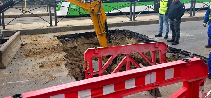 Lucrările de reparație la infrastructura de pe bulevardul Mihai Bravu, între Calea Vitan și Dristor, au creat din nou probleme de trafic, dar cea mai mare surpriză a fost lipsa totală de semnalizare și comunicare oficială privind situația