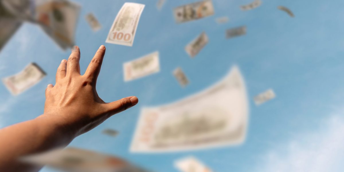 După ceartă teribilă, o femeie a aruncat 160.000 dolari de la balcon