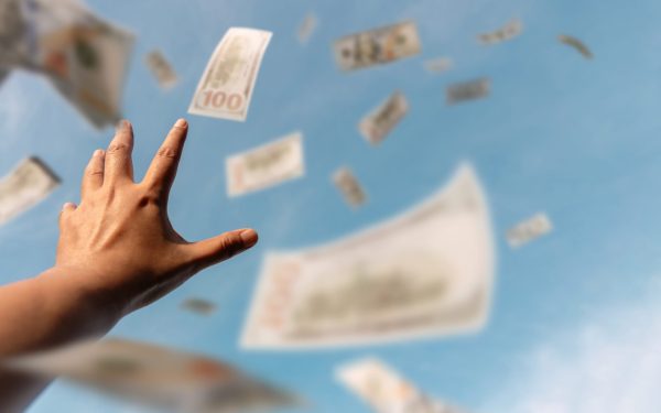 După ceartă teribilă, o femeie a aruncat 160.000 dolari de la balcon
