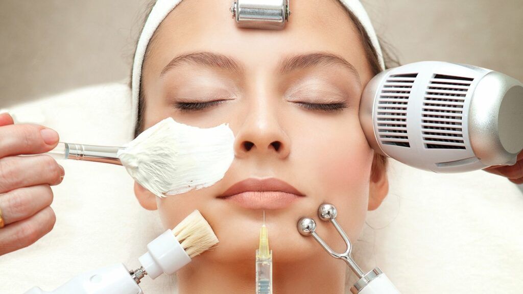 Industria cosmetică din România în creștere, atrage tot mai multe femei interesate de o carieră stabilă Cosmetica devine unul dintre cele mai atractive domenii de activitate din România, în plină expansiune și cu un număr tot mai mare de profesioniști care aleg să se specializeze în acest sector