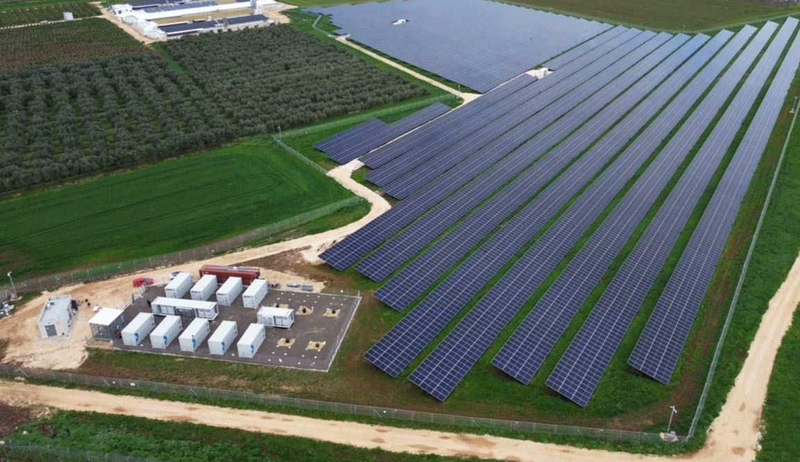 Autorizație pentru proiectul de stocare a energiei electrice în Părău, Brașov, pe masa ANRE înainte de 7 aprilie Comitetul de Reglementare al ANRE analizează, în ședința programată pentru 7 aprilie, un proiect ce vizează autorizarea unui nou proiect de energie în județul Brașov, dezvoltat de societatea HELIOLUX S.R.L