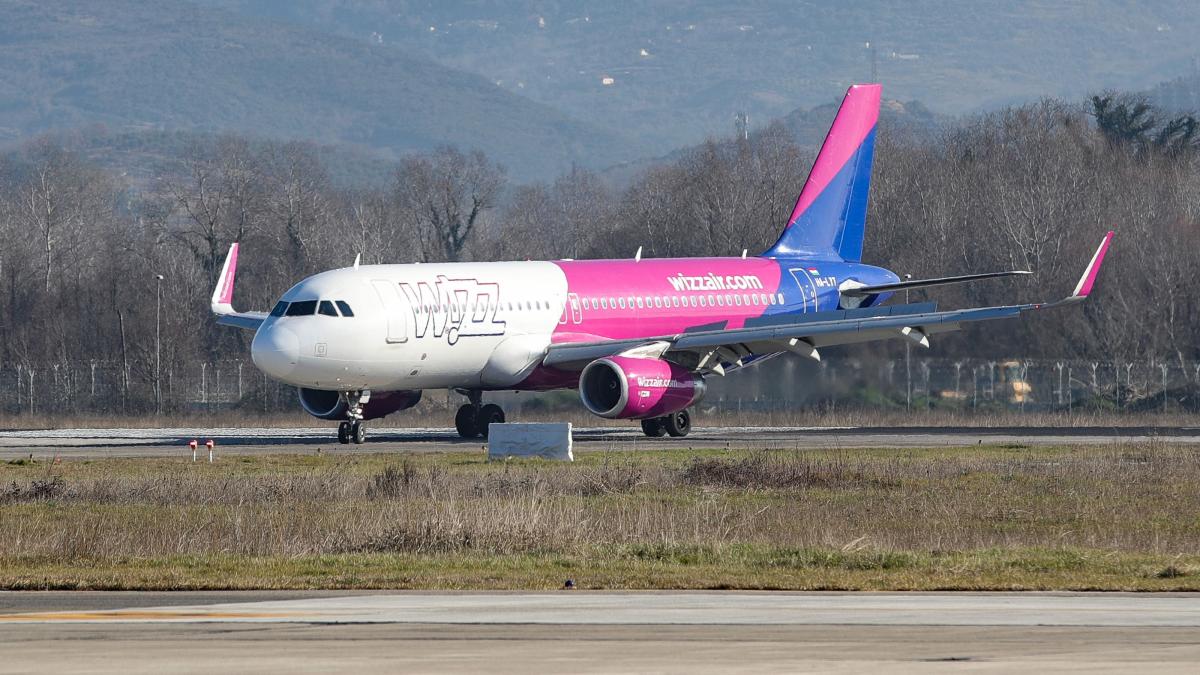 Wizz Air adoptă digitalizarea în cabine și închide operațiuni în Orientul Mijlociu Wizz Air continuează redefinirea strategiei sale în Europa, anunțând semnarea unui parteneriat cu furnizorul de tehnologie Immfly din Barcelona pentru crearea unui ecosistem digital în cabină