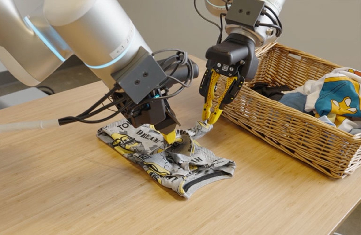 Robotul GEN-1 promite să elimine efortul în casă, aproape ca un om Un robot de ultimă generație, numit GEN-1, face valuri în domeniul tehnologiei domestice, susținând că poate face ordine în casă cu o precizie și eficiență aproape de cele ale unui om