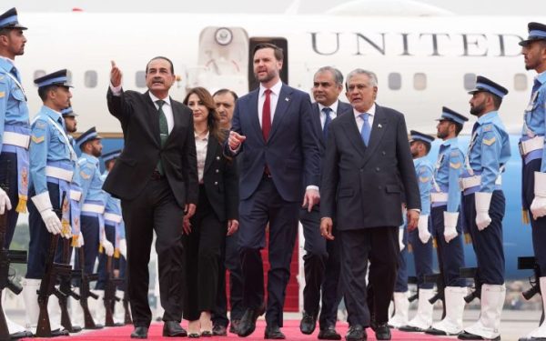 Negocieri cruciale: Vance și oficialii iranieni discută în Pakistan despre război