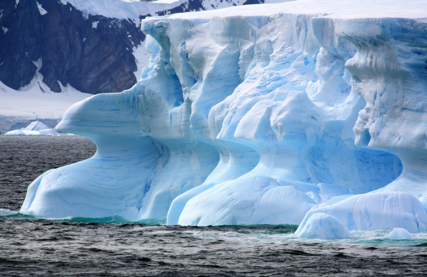 Un nou studiu dezvăluie efectele dezghețului permafrostului din Arctica asupra mediului global Un studiu recent condus de cercetătorul MICHAEL RAWLINS de la UNIVERSITY OF MASSACHUSETTS AMHERST oferă pentru prima dată o imagine clară și detaliată despre modul în care topirea permafrostului din zona Arcticii afectează sistemele de apă și eliberarea de carbon în atmosferă