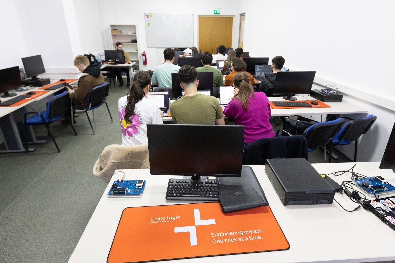 Hitachi modernizează laboratoarele Politehnicii București: investiție uriașă în educație
