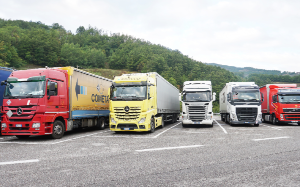 Șoferii de TIR blochează Italia: Grevă masivă din cauza prețului motorinei, din 20 aprilie