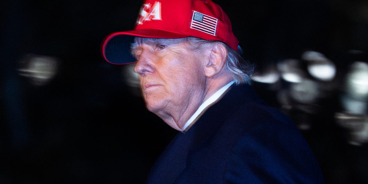 Americanii, tot mai furioși pe Donald Trump: Inflația crește, benzina se scumpește