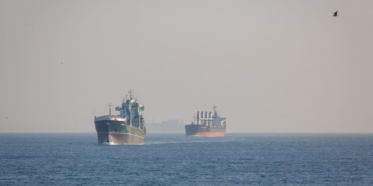 Iran: Focuri de armă în Strâmtoarea Ormuz, petrolier atacat de nave