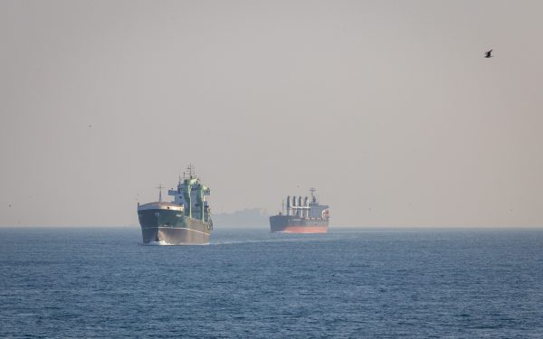 Iran: Focuri de armă în Strâmtoarea Ormuz, petrolier atacat de nave