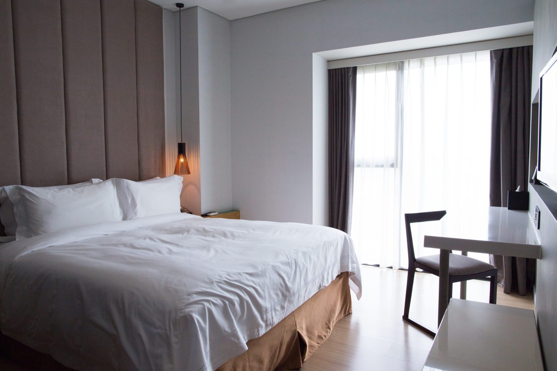 Verificarea rapidă a igienei unei camere de hotel poate face diferența între o ședere plăcută și una plină de inconveniențe