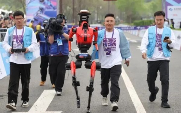 Robotul alergător a zdrobit recordul uman la semimaratonul din Beijing (VIDEO)