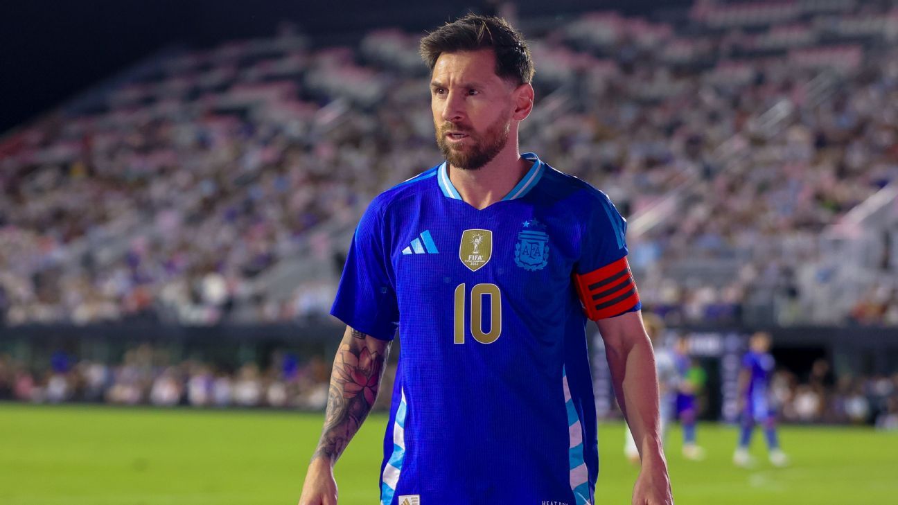Lionel Messi, în incertitudine privind participarea la Campionatul Mondial din 2026 Pentru mai bine de două luni, fanii fotbalului mondial așteaptă cu sufletul la gură un anunț major legat de prezența lui Lione Messi la Campionatul Mondial din 2026, deși, până în prezent, rămâne o necunoscută clară dacă starul argentinian va face parte din lotul naționalei sale pentru marea competiție din America de Nord