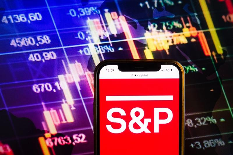Agenția de evaluare financiară S&P Global Ratings a reconfirmat, vineri, ratingurile pentru datoria pe termen lung și scurt a României, menținându-le la „BBB minus/A-3”, dar și perspectiva negativă asupra evoluției economiei și situației fiscale a țării