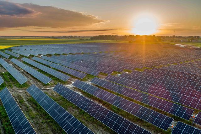 Producătorii de energie au fost nevoiți să plătească pentru a scăpa de surplusul de electricitate Joi, între orele 12 și 15, producătorii de energie din România au fost puși în situația de a plăti furnizorii pentru a prelua surplusul de energie electrică generată