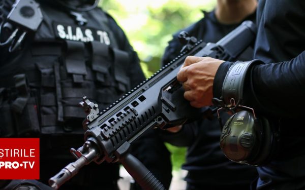 Revoltă la Mizil: Localnici furioși atacă mașina poliției, strada blocată