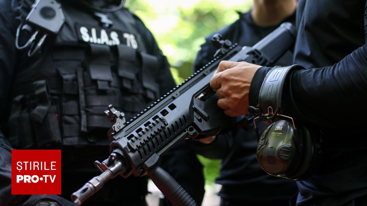 Revoltă la Mizil: Localnici furioși atacă mașina poliției, strada blocată