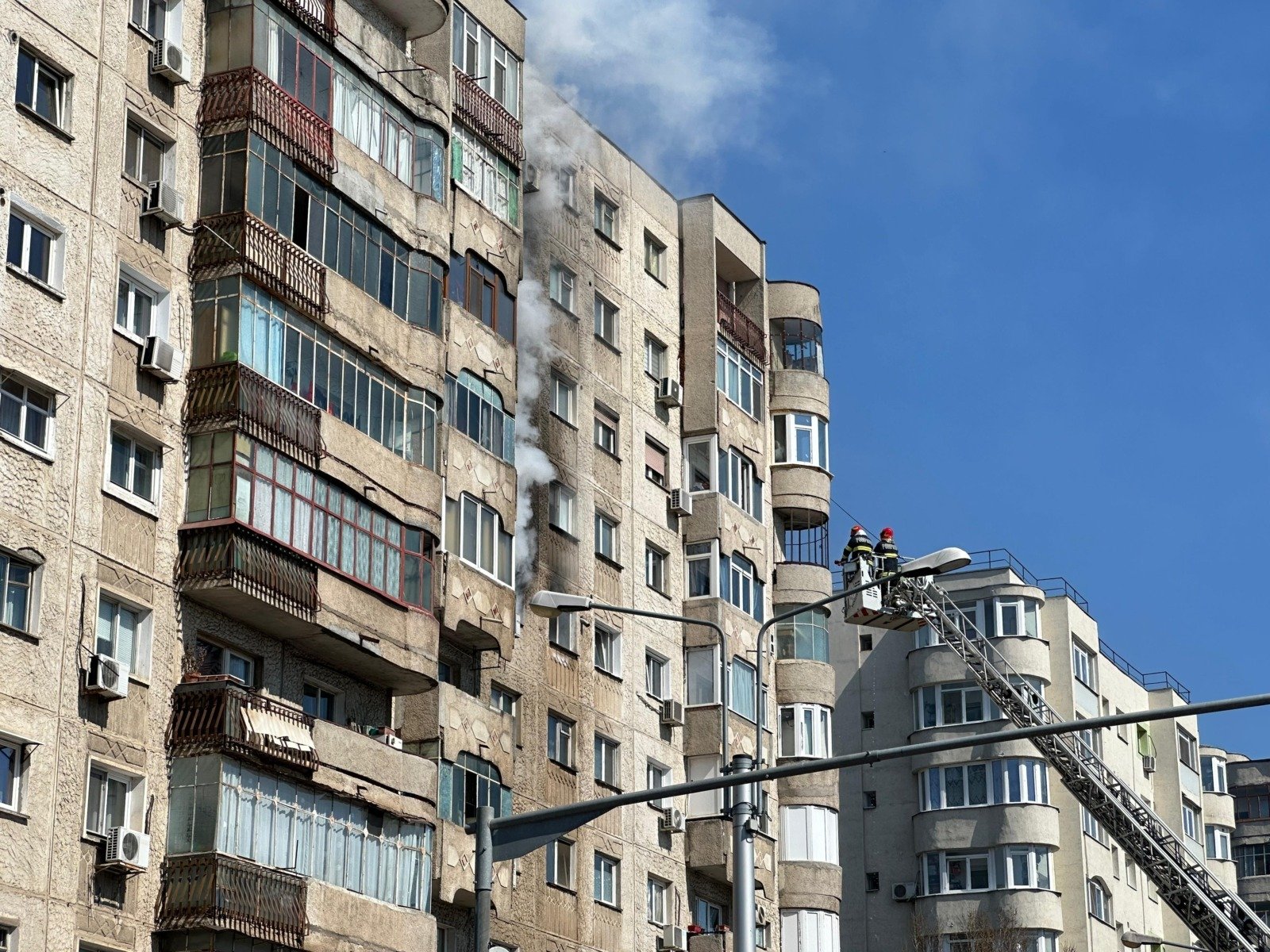 O femeie de 39 de ani a fost reținută pentru 24 de ore, fiind acuzată de implicare într-un incendiu care a distrus un bloc din Sector 2 al Capitalei, în urma căruia o persoană și-a pierdut viața