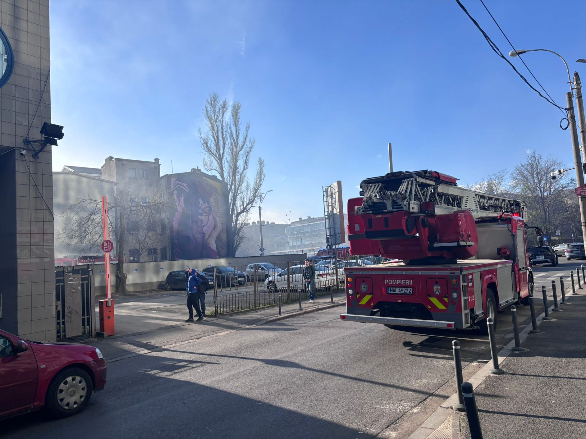 Incendiu pe Bulevardul Iancu de Hunedoara din București Un incendiu izbucnit pe Bulevardul Iancu de Hunedoara din Capitală a fost rapid lichidat de către echipele de intervenție ale ISU București – Ilfov, după ce flăcările au cuprins materiale lemnoase depozitate în exteriorul unei clădiri